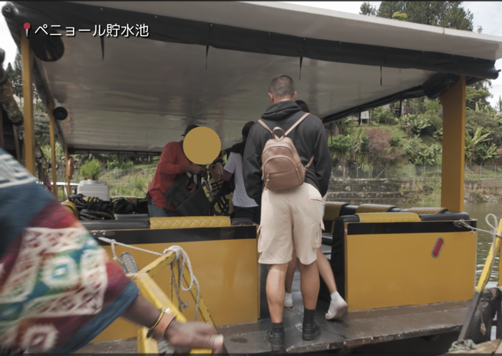 豪華ボートに乗り込む