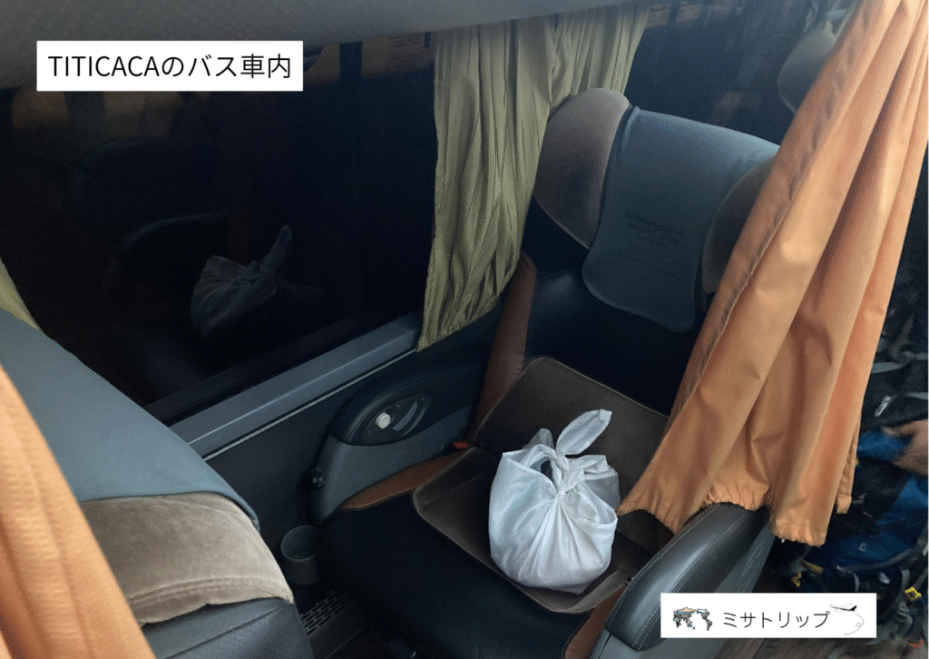 バス車内の座席