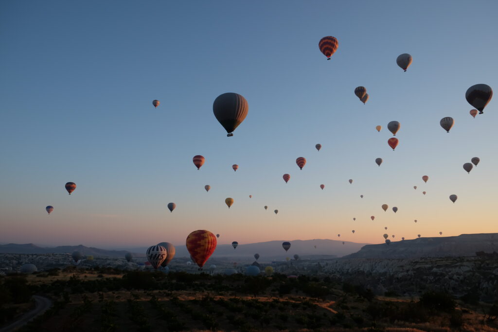 トルコのカッパドキア　たくさんの熱気球