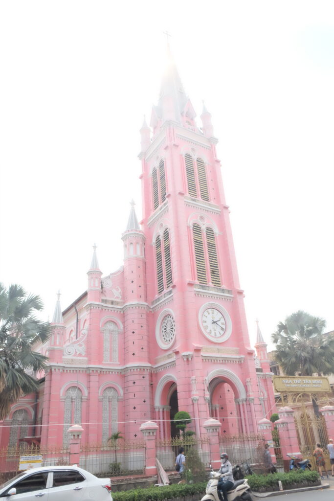 ピンク色のタンディン教会