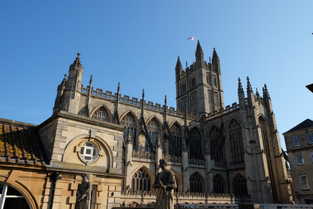 ローマ浴場博物館から見るバース寺院