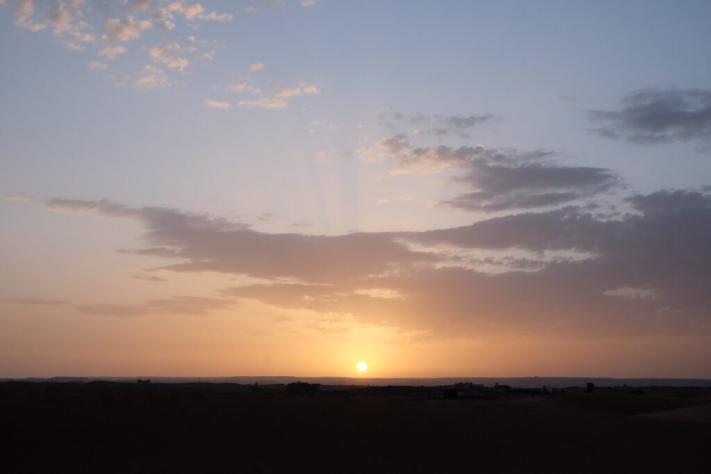 砂漠と朝日
