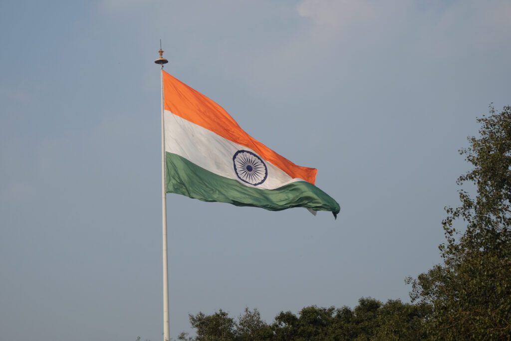 インドの国旗がたなびく
