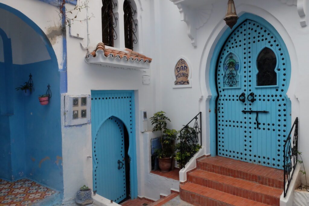 モロッコ・シェフシャウエンの可愛い玄関扉