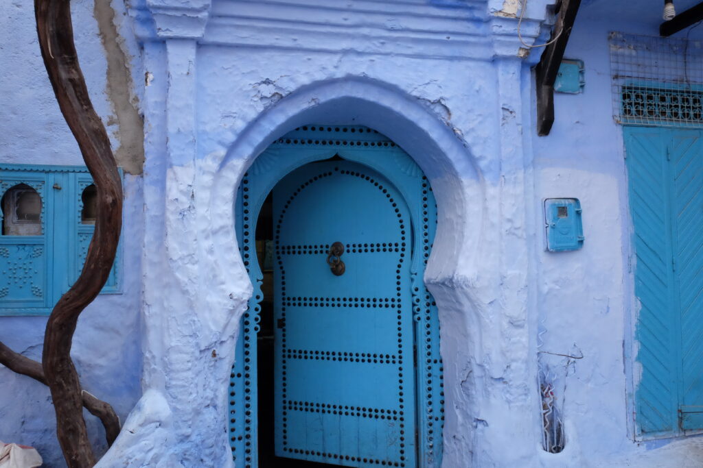 シェフシャウエンの青色の玄関扉